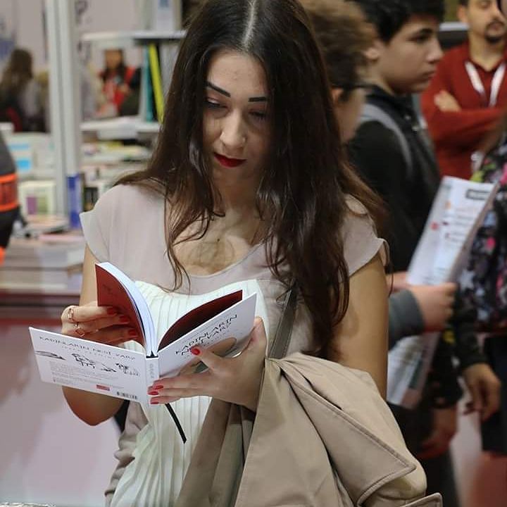 desenyayinlari's tweet photo. Kadın temalı grafik romanlarımız #ÖncüKadınlar ve #KadınlarınNesiVar?, İstanbul Kitap Fuarı'nda okurlardan yoğun ilgi görüyor.
Salon 3, 3407/B nolu standımıza uğrayın, kadın mücadelesini konu alan grafik romanlarımızla siz de tanışın...
#fuardabuluşuyoruz #İstanbulKitapFuarı https://t.co/Ywk1SAV3qB