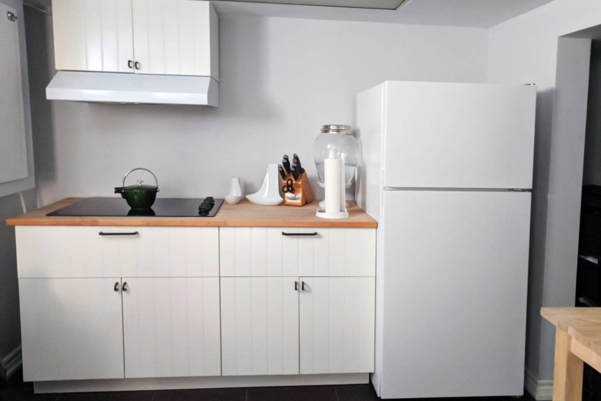 urbaneer's tweet photo. What a $1,000 apartment is like in #Toronto right now https://t.co/in1MSvRgq5 #TorontoRealEstate #RentingInToronto https://t.co/ypOaHC5lNk