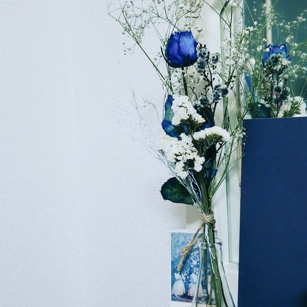 Melu 河原町にある 1er Etage プルミエ エタージュさんでドライフラワーを自分ですべて選んで束にしてもらいました テーマは冬をイメージして選びました 青薔薇の花言葉は 夢かなう 神の祝福 カスミソウの花言葉は 無邪気 清らかな心