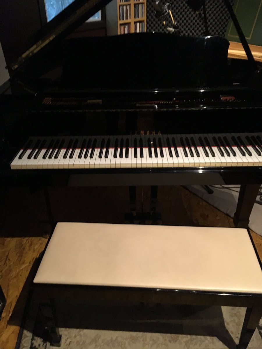 Magillabrett's tweet photo. I played this beautiful baby on my new recording
#WelcomeInside
#EdmontoneStudio https://t.co/OXGnqF7CO7