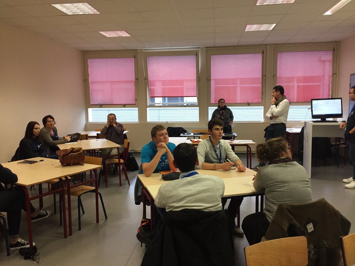 HannahW44's tweet photo. Penser le cours idéal svec Jean-Marc Briand de St Felix LS Nantes #innovationpéda #lasallebeauvais @groupeesaip https://t.co/3y8gk5JLQB