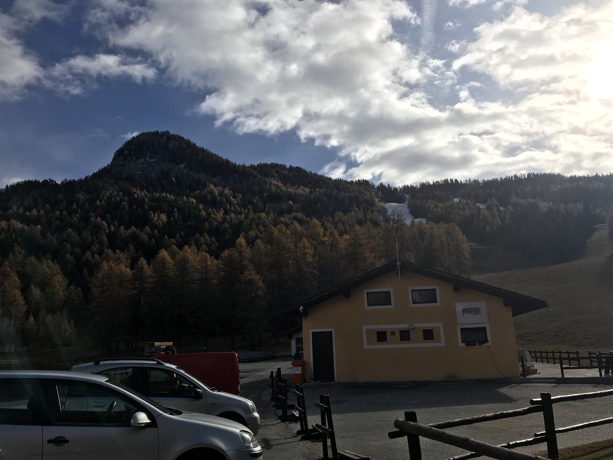 stocon_lastrega's tweet photo. #oggiilcieloèblutrail anche da #saintvincent alla #puntatzecore e alla #testadicomagna con visuale sulla media #vald’ayas https://t.co/XN6uaqKufo