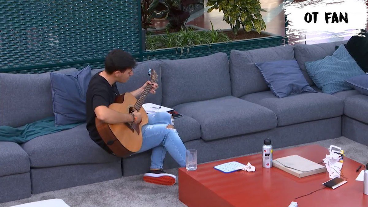 Alfred garcía.

→20. 
→Concursante de operación triunfo. 
→ Cantante, pianista, guitarrista y trombotista.

¿Rt para encontrar a mis compañeros?