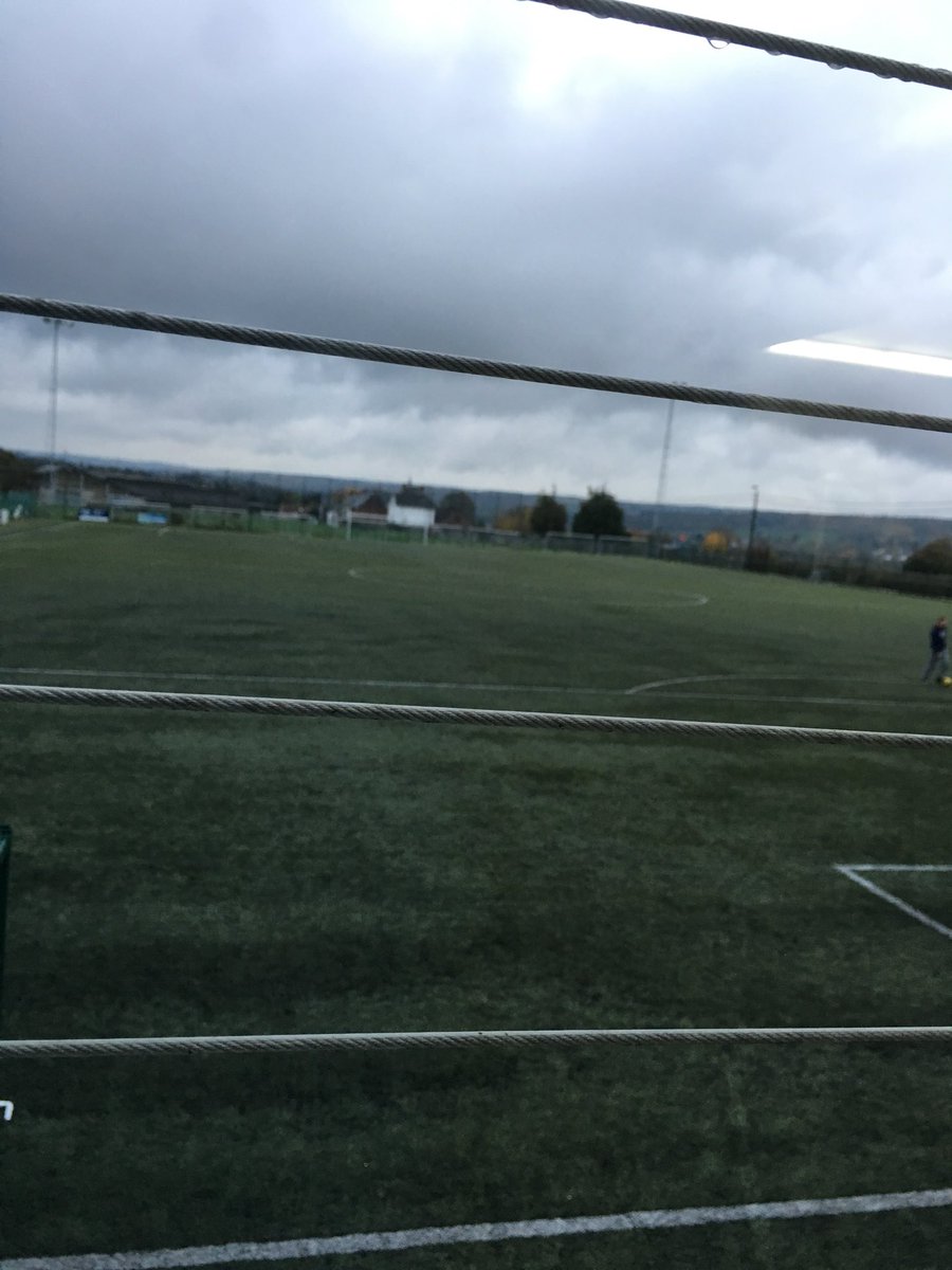 On baise , on baise , puis on se retrouve 14 ans après , 8 degrés , sous la bruine , à passer son temps au bord d’un sombre terrain de foot voir son fils perdre 0-9.
Réfléchissez avant de perdre vos samedis après midi !