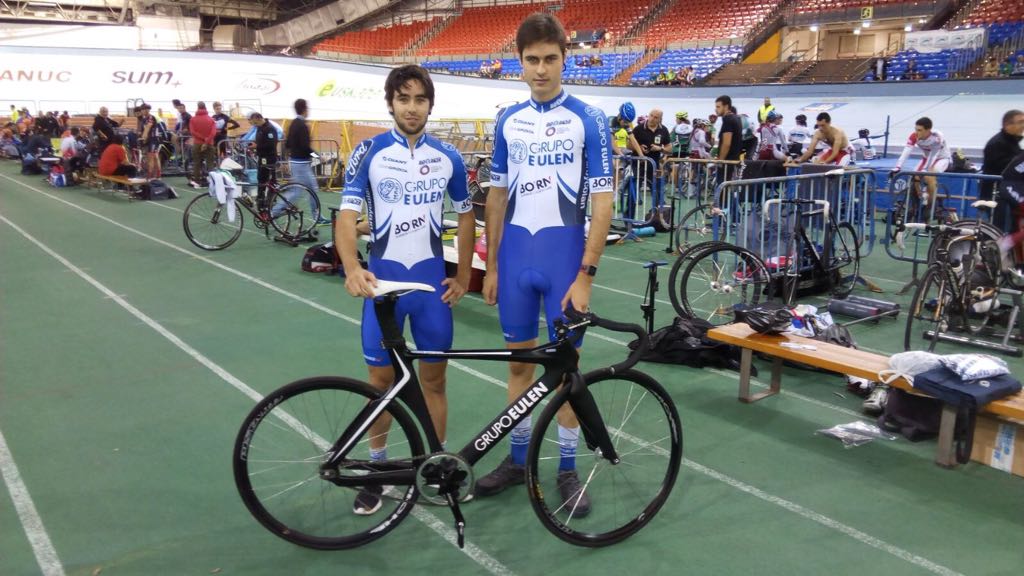 born_es's tweet photo. El equipo sub 23 @jirabira estrenó hoy nuestras equipaciones en el Torneo Bioracer de pista. https://t.co/KzzKxicsUk