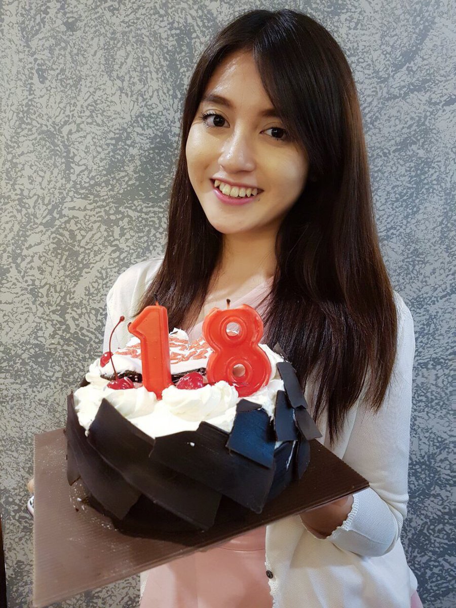 nblh_ayu's tweet image. Bertambah usia perjalanan kehidupan yg baru pun dimulai. Bismillah berikan segala yg terbaik untukku ya Allah di usia 18th ini. Aamiin #Har18aikNabilah