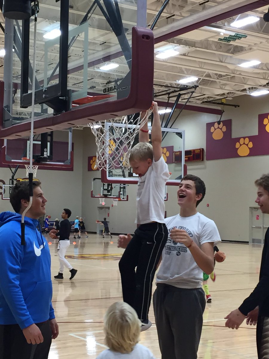 MrMillerSHSSci's tweet photo. Krosby teaching these boys a little basketball @25_asimmons @hvoigt21 https://t.co/9RxwkibJeN