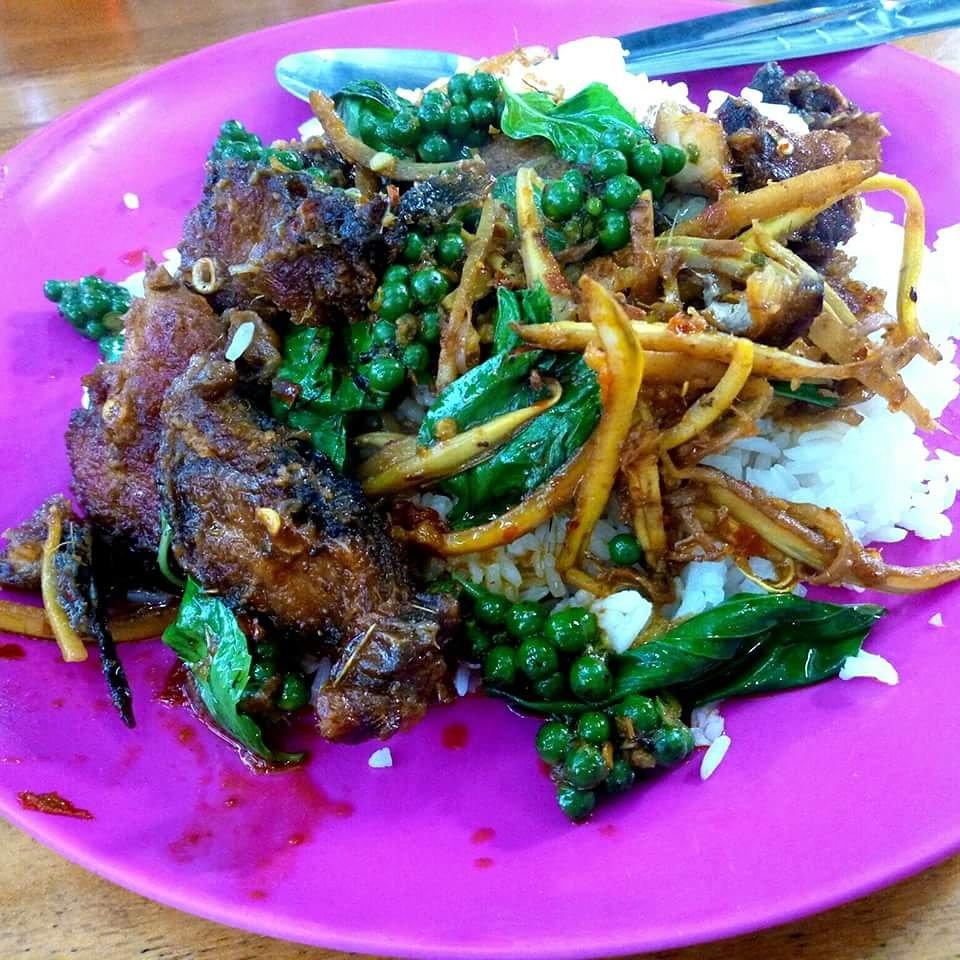 Sneak_Eat's tweet photo. อะไรเลอะจานข้าวก็ไม่รู้
ช่วยดูให้แอดที
#ขนมหนุงหนิงกระเพาะแบล็คโฮล #ปลาดุกผัดเผ็ด

#แอบกิน #sneakeat #แอบกินSneakEat #อร่อยไปแดก #อร่อยนะรู้ยัง #���ร่อยบอกต่อ #อร่อยขาเบียด #อร่อยตัวแตก #Food #Foodie #Foodholic #Foodporn #Foodaddict #Foodlover #Yummy #Tasty #TastyFood #ThaiFood https://t.co/mGBBNHxg7f
