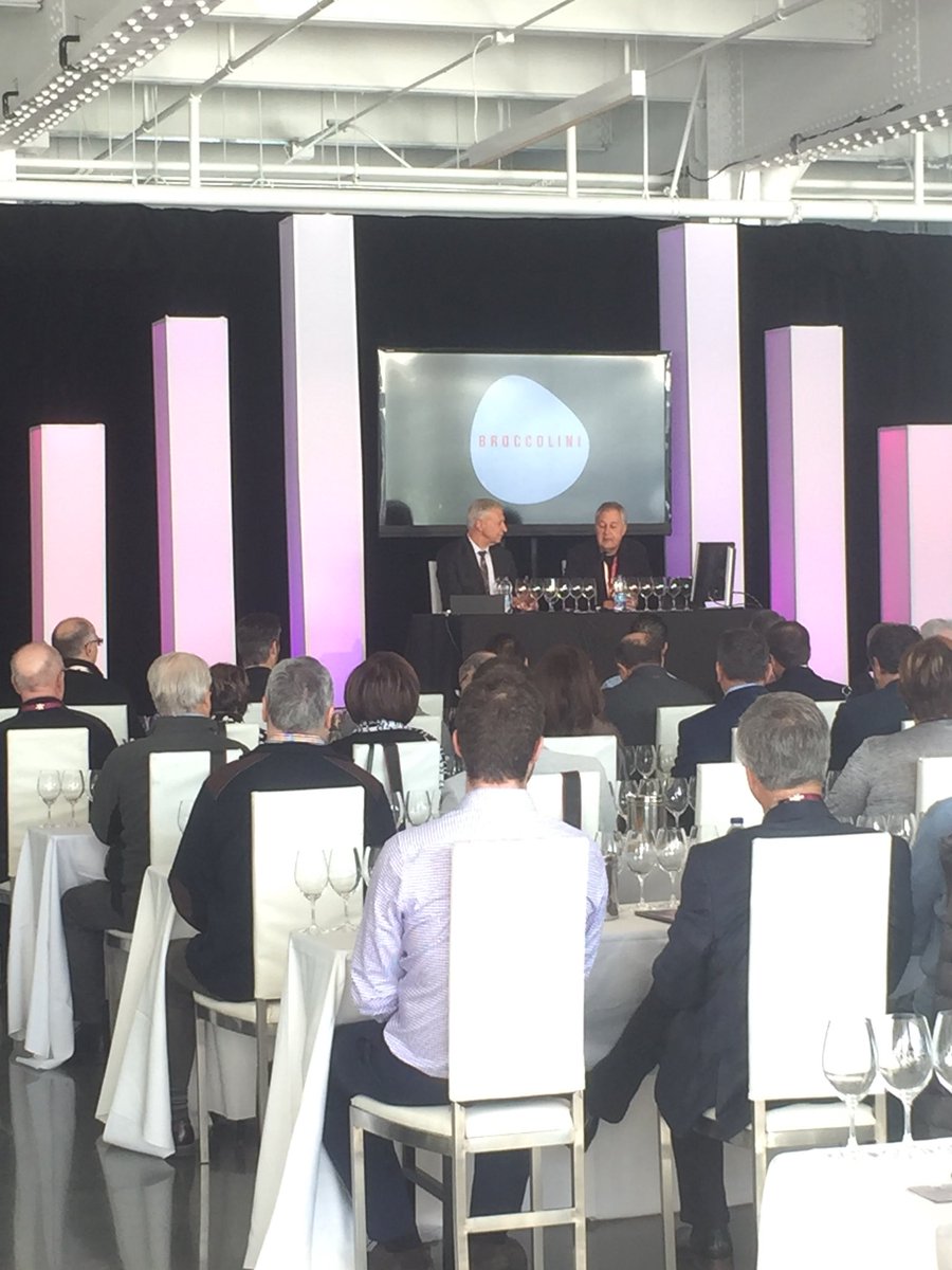 La 2ème journée de #MtlPassionVin17 débute avec Philippe Prost de chez <a href="/BouchardPere/">Bouchard Père & Fils</a>! Animée par @PaulArcand et présentée par Broccolini.