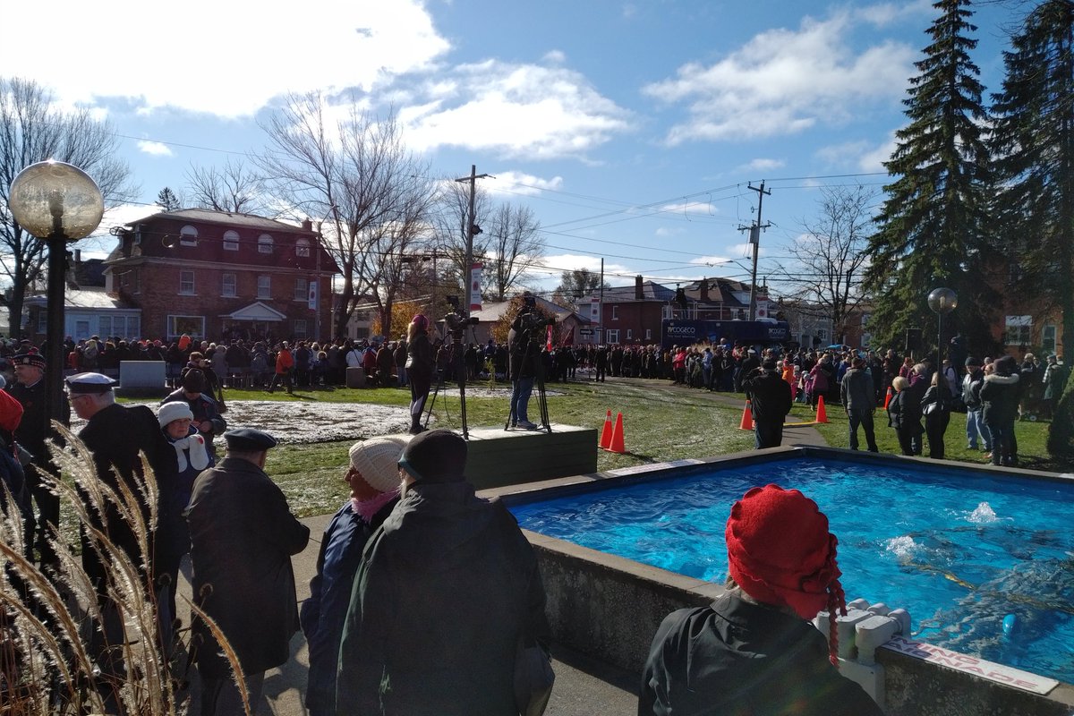 A nice sunny day for #RemebranceDay in Cornwall. #LestWeForget https://t.co/aaBLbHw27E