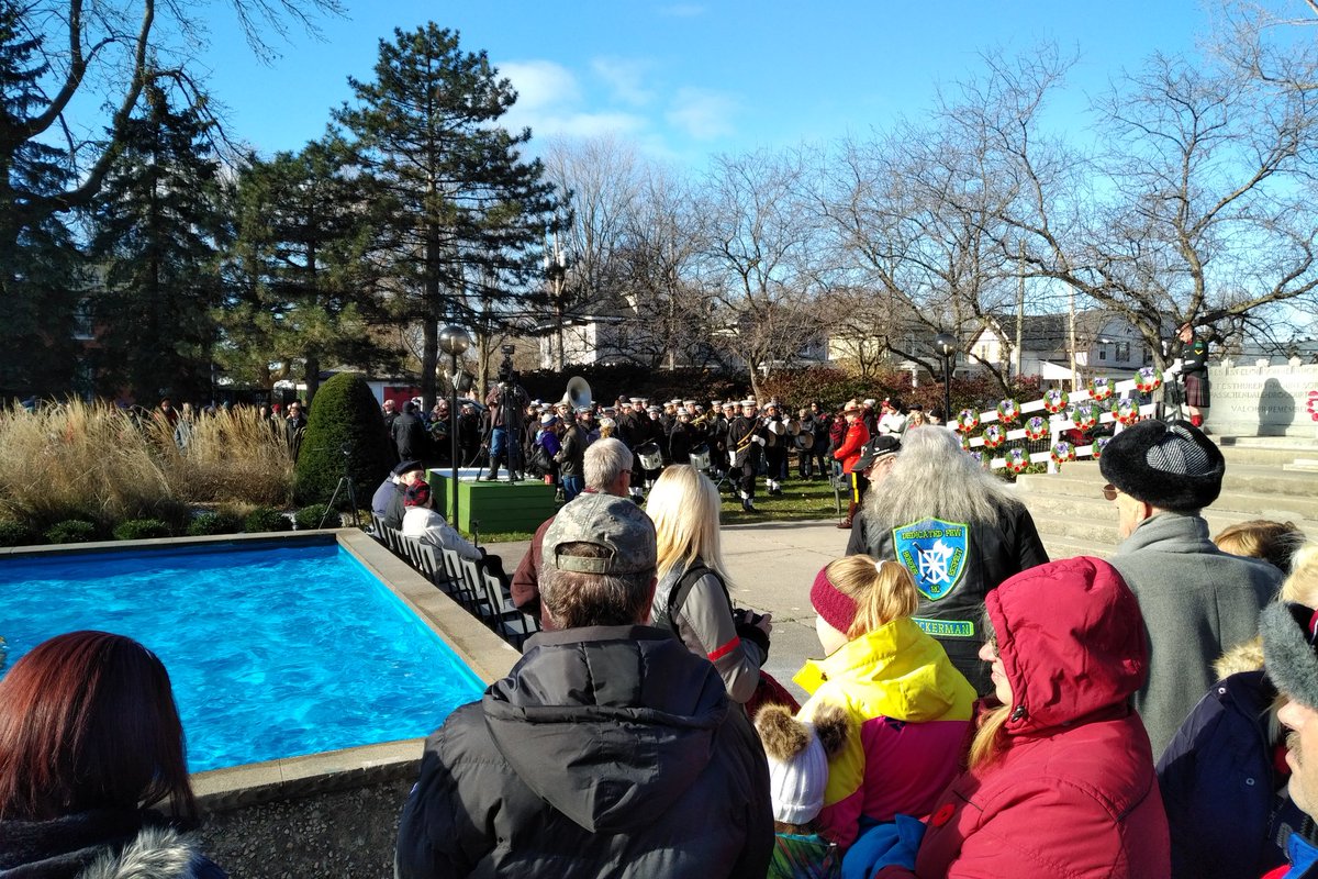 People are applauding as the veterans make their way to the cenotaph. https://t.co/7dI40QyPaZ