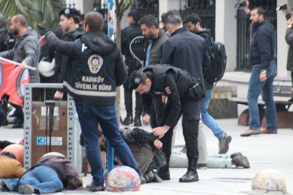 SurucAileleri's tweet photo. SURUÇ İÇİN ADALET HERKES İÇİN ADALET

13 Kasım Suruç Duruşması öncesi SGDF'li Suruç Yaralıları dövülerek gözaltına alındı.
Suruç Gazilerinden Elinizi Çekin!
Suruç İçin Adalet demeye devam edeceğiz!
Suruç yaralıları serbest bırakılsın https://t.co/bbbF7Zt4Dj