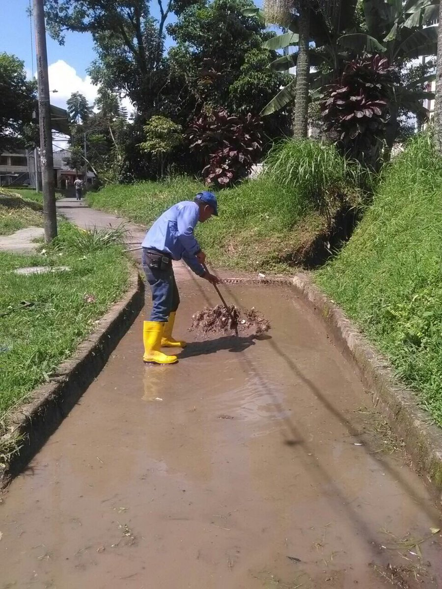 Estamos en sector de la Pradera, realizando limpieza de zonas públicas y así seguir cumpliendo con meta de hacer de #Dosquebradas más limpia