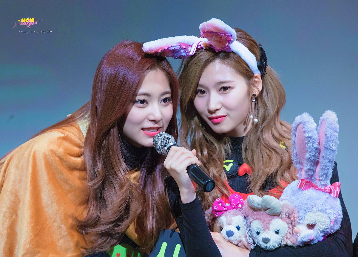 MONI_SATZU's tweet photo. 171110 신촌 팬싸 😆💕

#TWICE #트와이스 #사쯔 #SATZU #TZUYU #쯔위 #사나 #SANA #周子瑜 #凑崎纱夏 #LIKEY @JYPETWICE https://t.co/OiXcLU8fTE