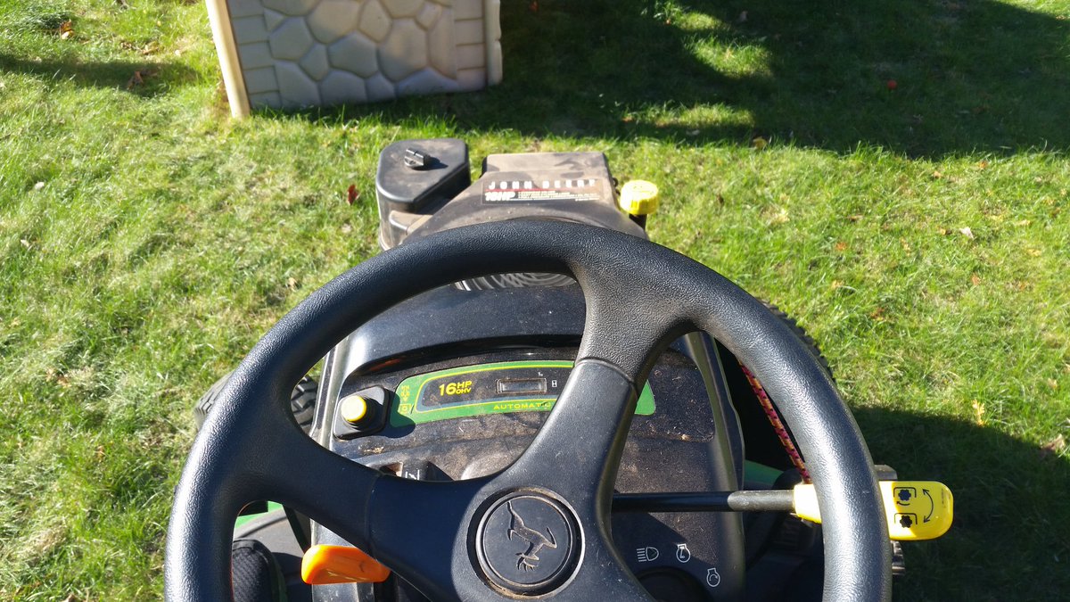 TheBSMachine01's tweet image. Mowing the Grass on the 11th of November when it's 0 degrees due to wind chill is not the smartest thing but it had to be done. #WinterisHere #JohnDeere #WarmOctober