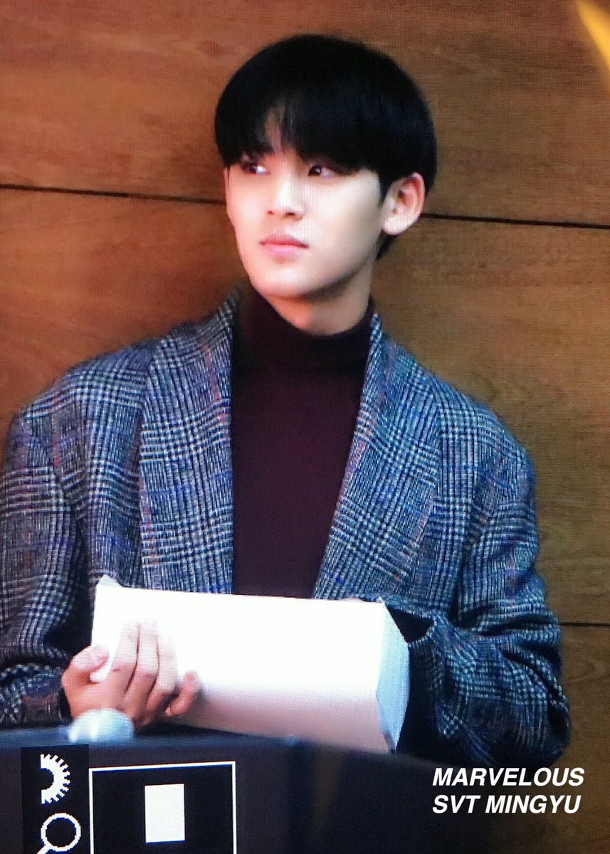 Marvelous_MG's tweet photo. 171111 @pledis_17 
#세븐틴 #민규 #박수
#SEVENTEEN #MINGYU #CLAP
싸인먼저 다 끝내고 끝쪽 팬들 빼빼로 직접 챙겨주던 모습 감동이고 예뻤어ㅠ.ㅠ 거기 너무 어두어서 프리뷰 밖에 못쓰지만 ..! 우리 민규 따뜻한 마음 널리널리💕💕 https://t.co/xSmwBC6hvI