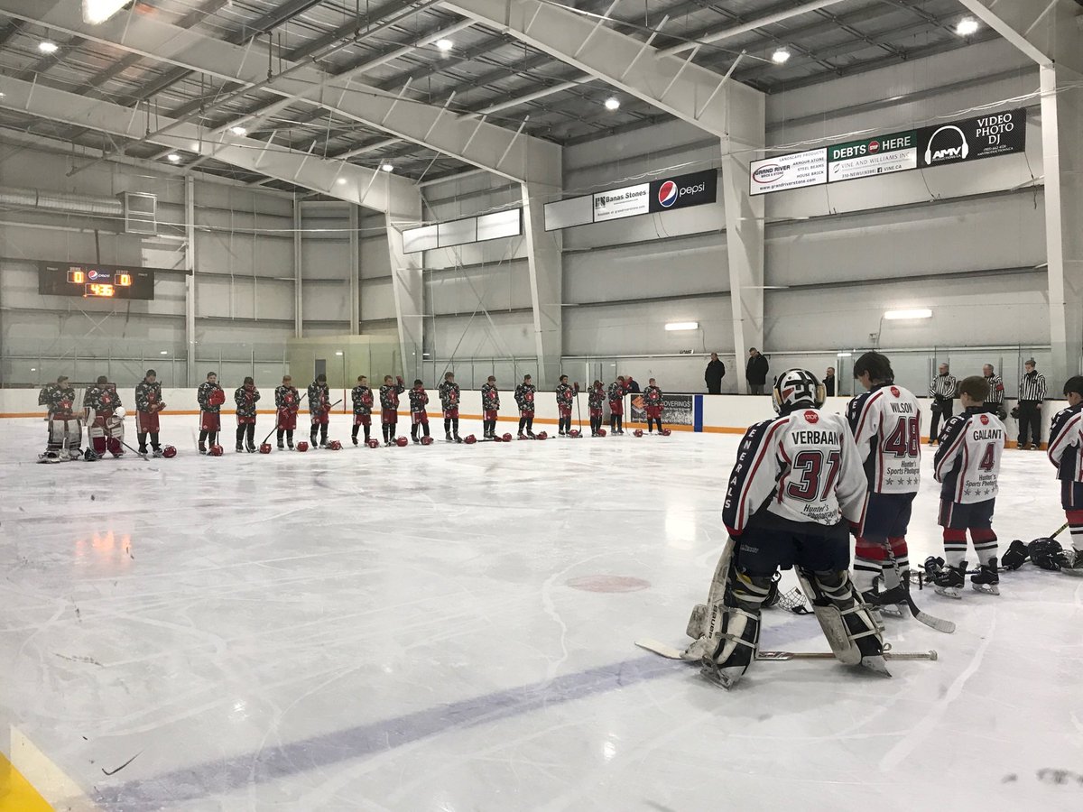 LogCabinProd's tweet photo. Minor Pee Wee @HuskiesHamilton stop the game to remember. #LestWeForget Boys r thinking of grandpas &amp; family mems.TY! https://t.co/DlMtRQApVi