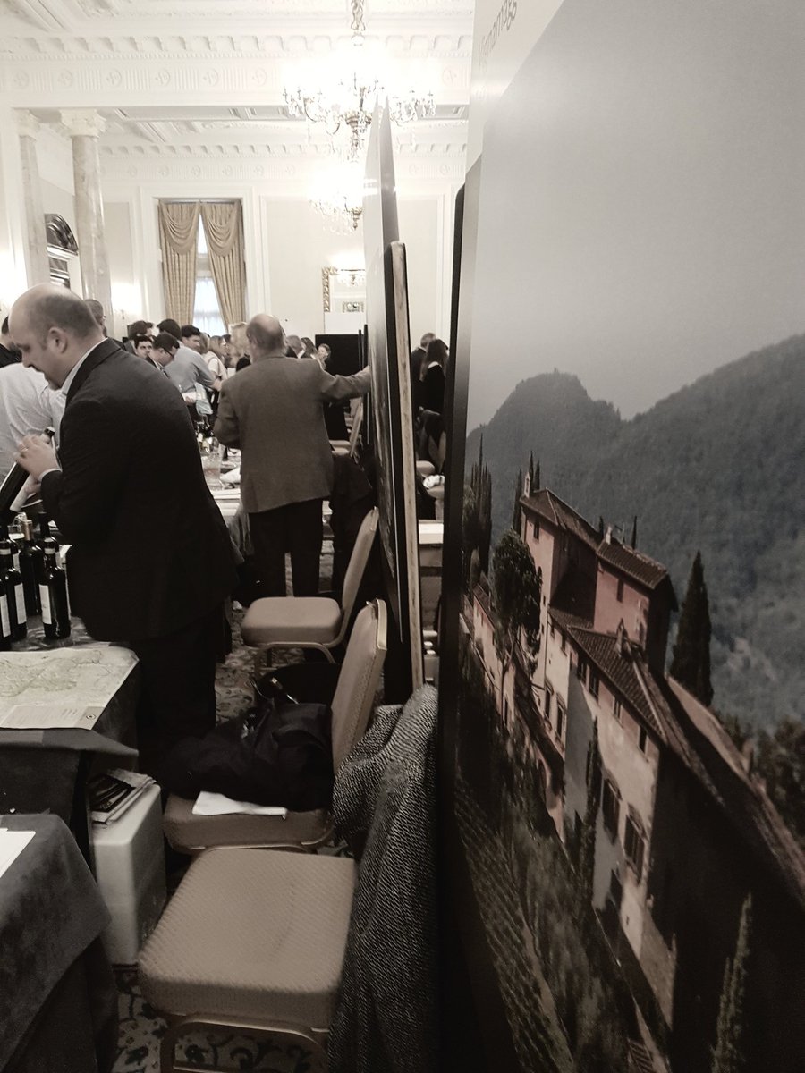 IVignamaggio's tweet photo. Eccoci qua al #decanterfwe  #vignamaggio https://t.co/YnYSCej3Xl