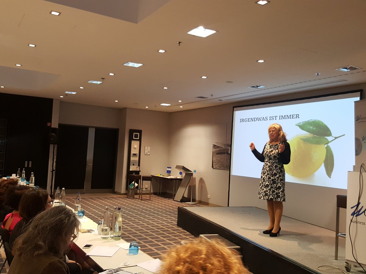 womansba's tweet photo. "Heute freue ich mich fast auf Probleme!" @MonikaScheddin über den Umgang mit den Zitronen des Lebens🍋
#BusinessFrauen #Fachkongress https://t.co/rhifm0NlYG