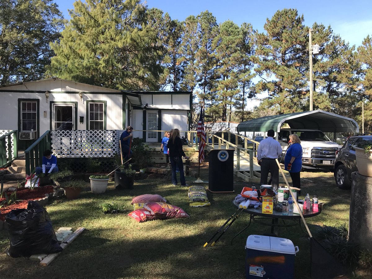 _jgallina's tweet photo. What a great way to spend Veterans Day, #choosetoserve , partnering with community to help our elder veterans! I love the work and people I’m blessed to be around! https://t.co/rO7cIx9x7r