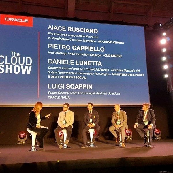 Aiaxthunder's tweet photo. Talk all'#Oracle #CloudShow 2017 per raccontare le innovazioni in #SerieA dell AC ChievoVerona applicando leNeuroscienze #Neuroplus Lab https://t.co/SYO6JYN08q