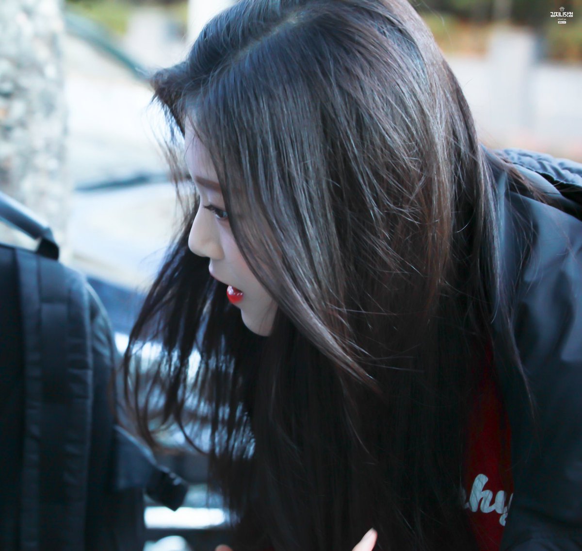 kimjini_com's tweet photo. 171111 출근  #믹스나인 #현진 #hyunjin #이달의소녀 #loona 
머리 넘기는 것도 천재야.. https://t.co/HCemfN6t9Z