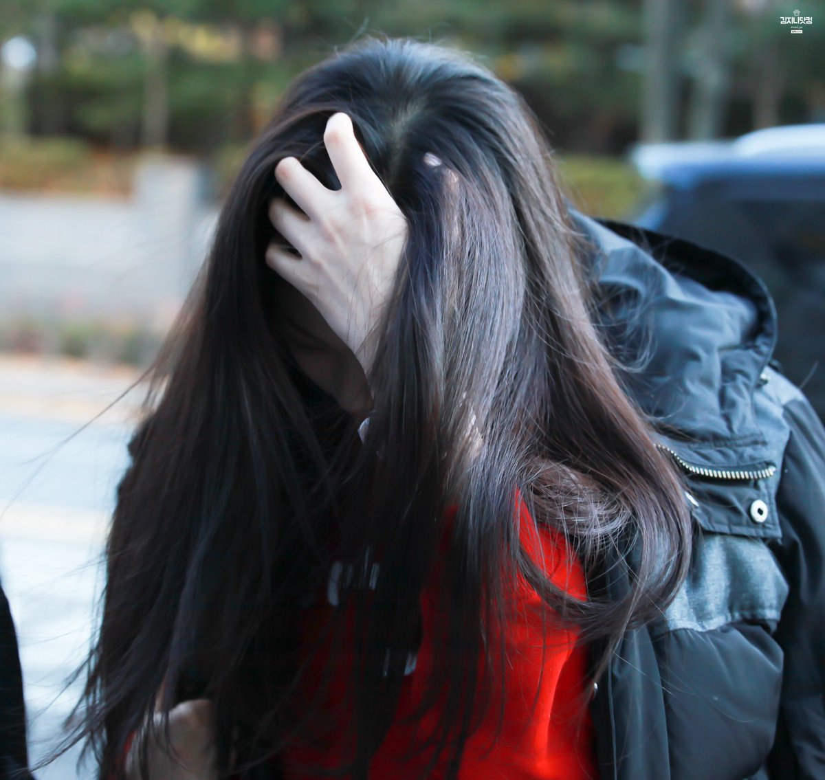 kimjini_com's tweet photo. 171111 출근  #믹스나인 #현진 #hyunjin #이달의소녀 #loona 
머리 넘기는 것도 천재야.. https://t.co/HCemfN6t9Z