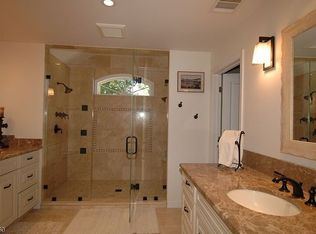 OneWellingtonRd's tweet photo. #SpaShower #DoubleSinks #WaterCloset #LinenCloset #MasterBathroom #OpenHouse 11.12.17 #LivingstonNJ 1 to 4 https://t.co/bY1NS7TKow