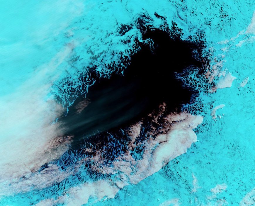 MatthieuSorel's tweet photo. Splendide vue dégagée de la #polynie en mer de #Weddell, #Antarctique🇦🇶 le 05 novembre dernier. Notez les superbes structures géométriques de la glace. 🛰️TERRA. https://t.co/txElLA43oy
