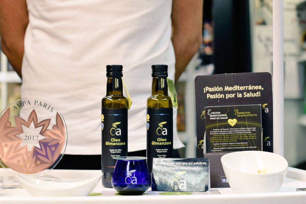 CarmenMarySM's tweet photo. Yo no he podido ir finalmente a la degustación de @Oleoalmanzora en @Gr_Lamarca 🍈 pero gracias a @30Franm30 tengo unas fotitos del magnífico evento y os las enseño por aquí! 🖤 Alguien más que haya ido? 😊 Gracias @IsiHR3 por la invitación y el detallazo!!! 🤗 #AOVE #Almería 😍 https://t.co/fhHq1D5Oss