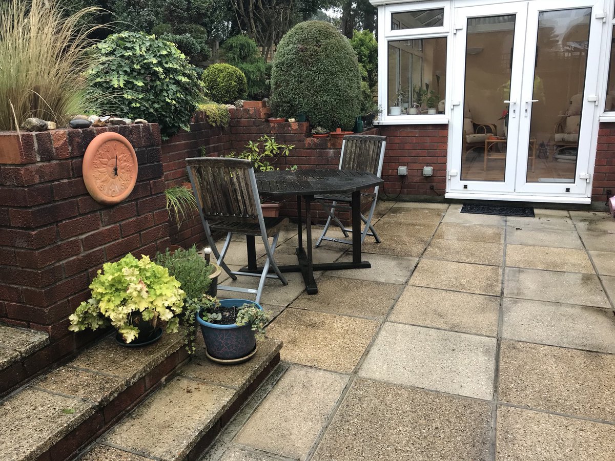 HedgeProDorset's tweet image. Great before and after photo’s! Can you spot any other differences? #patioclean #pressurewash #christchurch #dorset #flowerpot
