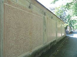 orthveillon's tweet photo. #WWrite #VeteransDay #11novembre #WWICC Flowers were laid in front of the tomb of the unknown soldier. The walls surrounding list the 106,000 soldiers from Lyon who were killed. Each wall is separated by a facade depiction and symbolizing WWI. https://t.co/LQoq2AAnwJ