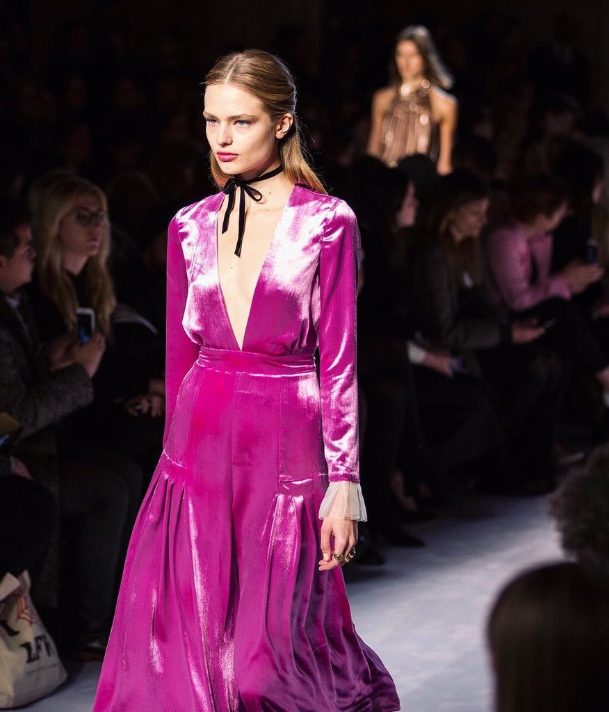 AvaRow_Fashion's tweet photo. And then there's #temperleylondon. Ok Ok I know it's a jumpsuit. But still.....?. #pinkvelvet #shopthetrend #velvettrend #plungingneckline https://t.co/kJCwy2Gxlv