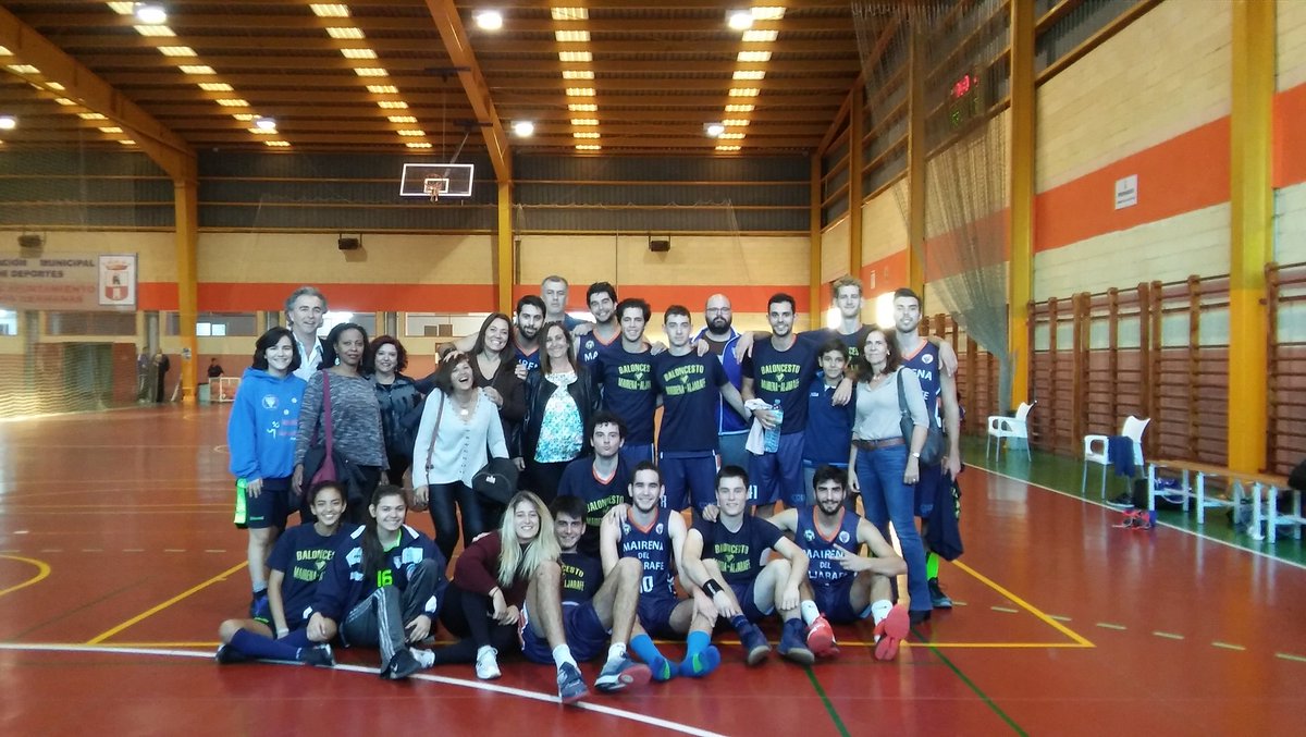 basketmairenalj's tweet photo. Foto estupenda con la afición. Victoria para el Senior esta tarde con excelente ritmo. Enhorabuena y gracias por el apoyo. 53-97 para Mairena @mairenAljarafe https://t.co/qypOnnJCgb