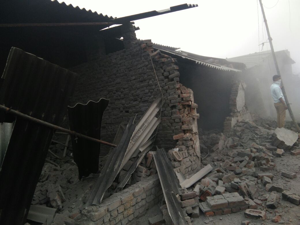 dm_ghaziabad's tweet photo. Illegal polluting factories were demolished in loni. https://t.co/ZAwLH7r9Ua
