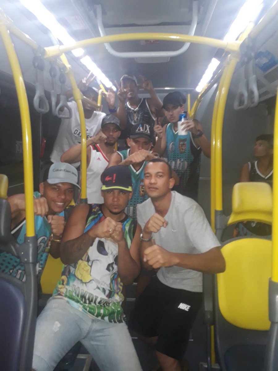 RodrigoReiis4's tweet photo. BRT DO SUTIL PASSOU HAHAHA!!🏴🎈
FALTA POUCO PRO TREM LOUCO IR PRA PISTA,, CARNAVAL VAI DA OQ FALA 2018  🏴🎈👊🍻 https://t.co/1cULrqUg78