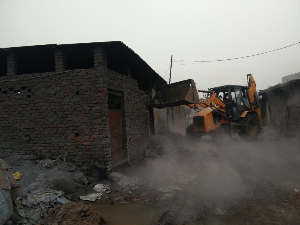 dm_ghaziabad's tweet photo. Illegal polluting factories were demolished in loni. https://t.co/ZAwLH7r9Ua