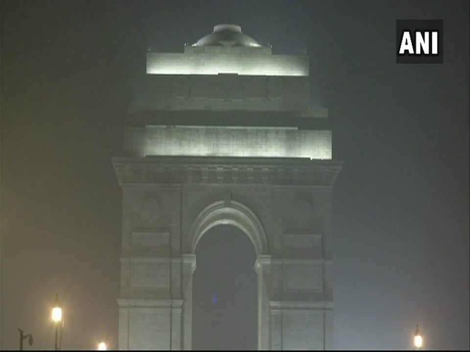 ANI's tweet photo. Delhi: Latest visuals from India Gate and Raisina Hill #smog https://t.co/E4vb3nQbP1