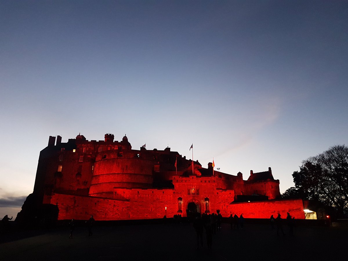 edinspotlight's tweet photo. Edinburgh Castle is red for Armistice Day. Lest We Forget. https://t.co/z1teF2efhb