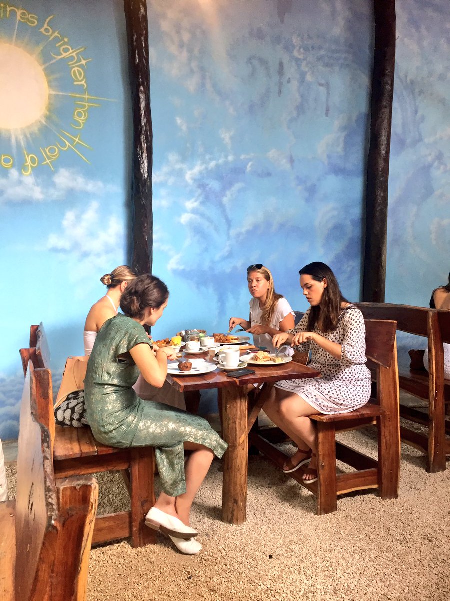 LaFadelaFu's tweet photo. Hora hermosa del día es el #desayuno... mejor aún si se está en la playa 🏝 y puntos extra si hay buena vibra y estupendo sabor. Los huevos al sartén de #tunichtulum merecen ovación de pie 👏👏👏😌 https://t.co/hrArYlKHBK
