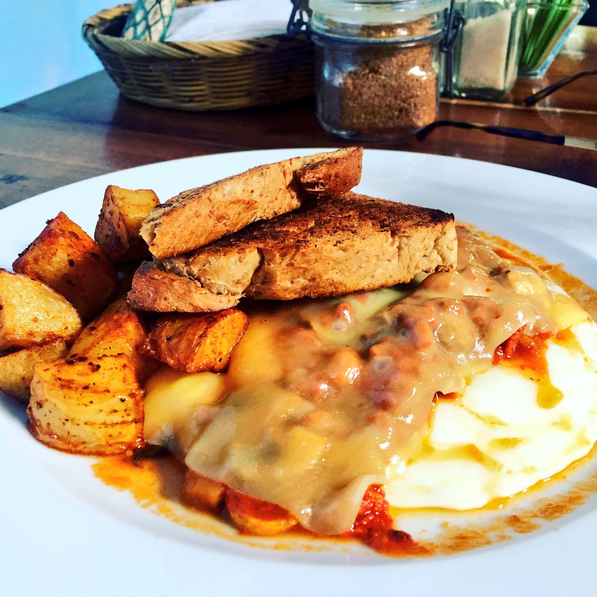 LaFadelaFu's tweet photo. Hora hermosa del día es el #desayuno... mejor aún si se está en la playa 🏝 y puntos extra si hay buena vibra y estupendo sabor. Los huevos al sartén de #tunichtulum merecen ovación de pie 👏👏👏😌 https://t.co/hrArYlKHBK