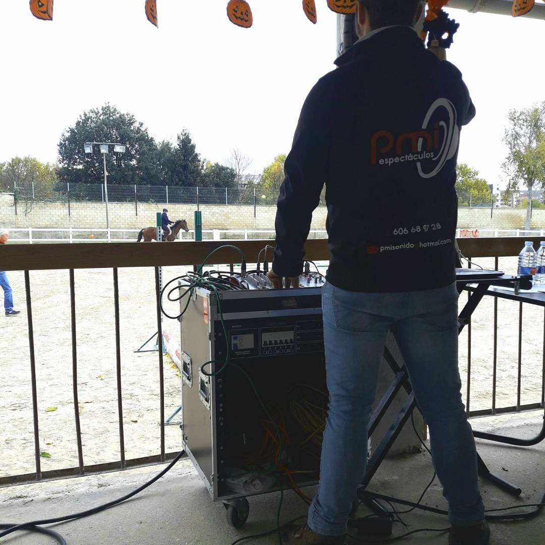 espectaculospmi's tweet photo. hoy a tocado sonorizar en el centro hípico militar de logroño... para un concurso ( ginkana).. https://t.co/p0fWXuOmFY
