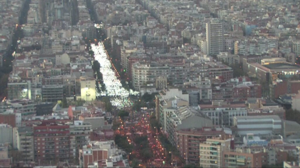 3CatInfo's tweet photo. Vistes aèries de la manifestació des de una càmera a l'Hotel Arts. La manifestació #llibertatpresospolítics s'il·lumina amb els mòbils https://t.co/PXo5AoRzL8 #11NTV3 https://t.co/B9W4dXlPFA