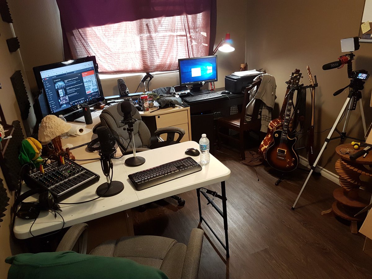 bludgeoningpod's tweet photo. New studio finally setup. #finally #superlonghiatus #good2beback https://t.co/8lwXQFA6iy