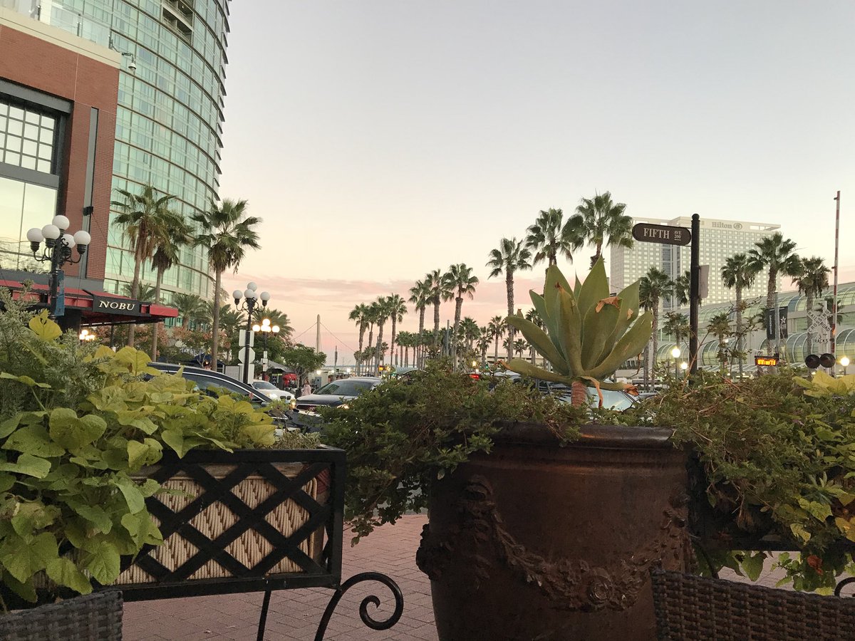 RT <a href="/shell_foster/">Michelle Foster</a>: The best way to end our San Diego adventure is an amazing sunset during our delicious dinner <a href="/LouAndMickeys/">Lou & Mickey's</a>