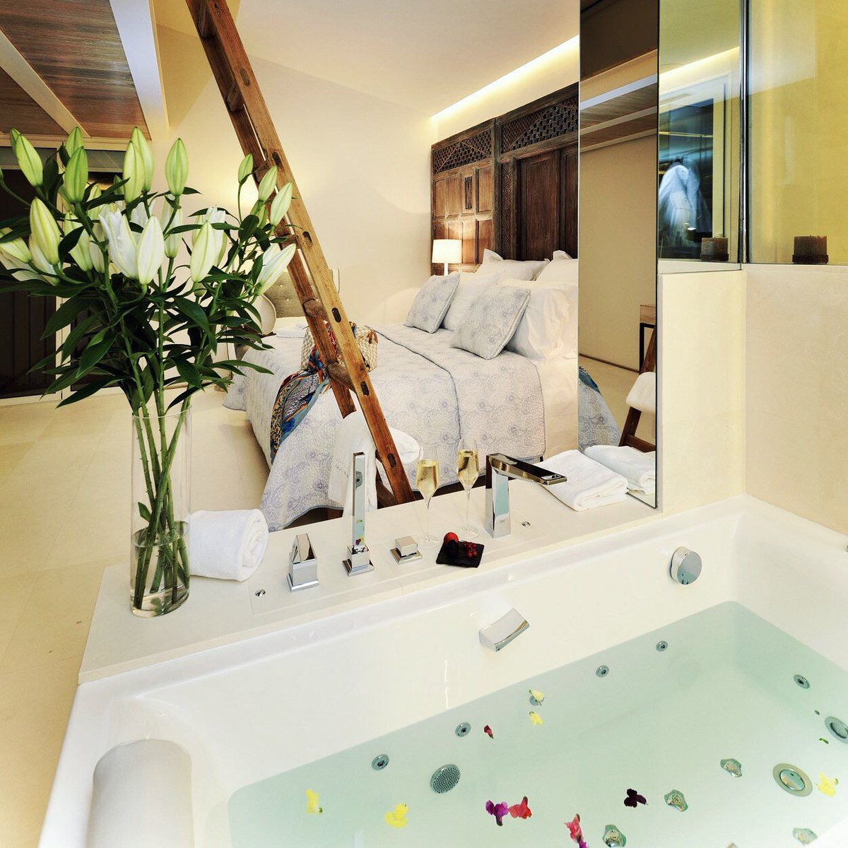 Grandform_fr's tweet photo. La suite Paloma @CALMAHOTEL , un écrin de bien-être avec une baignoire balnéo Grandform. #balneo #grandform #baignoire #salledebains #design https://t.co/lGdaenFliH