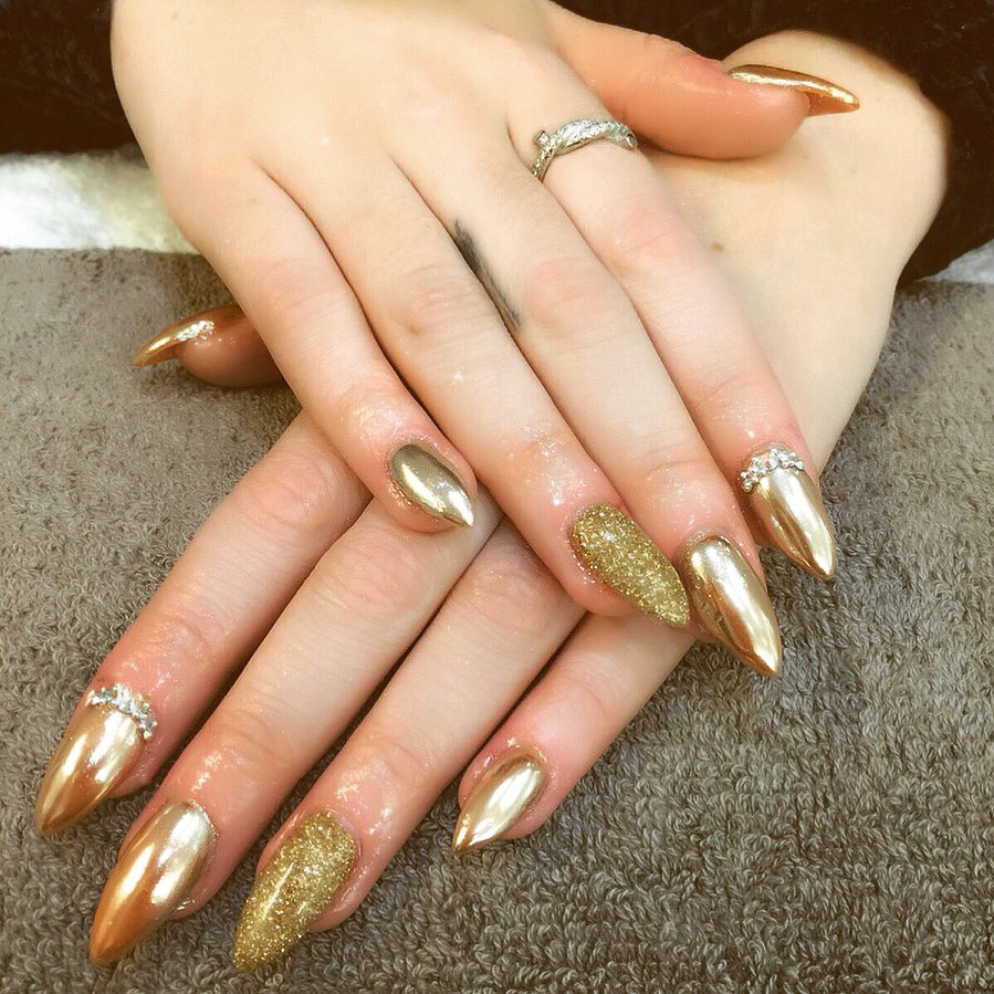 ✨⚡️💫Christmas came early with this sparkly set ✨⚡️💫 #glamlondon #nails #nailart #naotd #nailitdaily #nailgang #nailswag #acrylicnails #glitternails #chromenails #beautyblogger #fashionblogger #london #paris #newyork