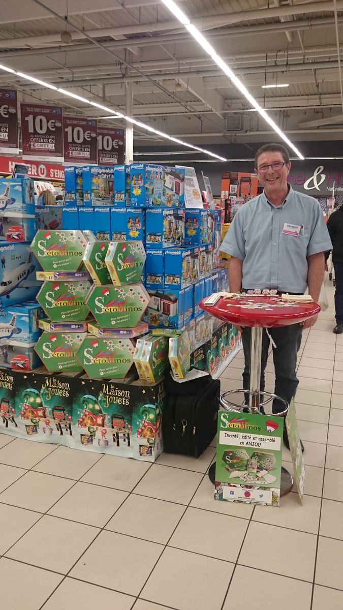 Esmaillet's tweet photo. J'ai croisé Benoît, créateur très sympa du jeu #Setominos, en faisant mes courses à Hyper U Murs Erigné. Passez lui faire un coucou et découvrir son jeu et toutes ses variantes ! https://t.co/1UHLV7387c