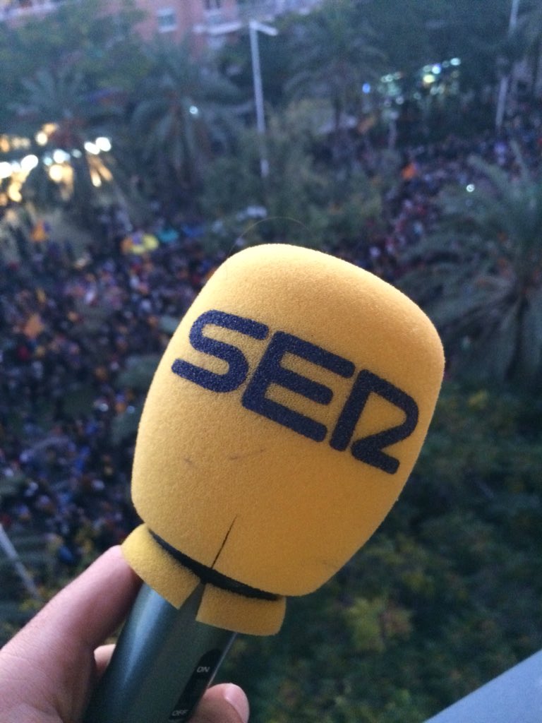 aitor_alvarez's tweet image. No us podeu imaginar com de dolorós és que la majoria dels manifestants a qui intento entrevistar amb aquest micròfon es neguin a parlar amb mi. Em diuen coses com: “Ets l’enemic” o “jo només parlo amb mitjans catalans”. És molt trist.