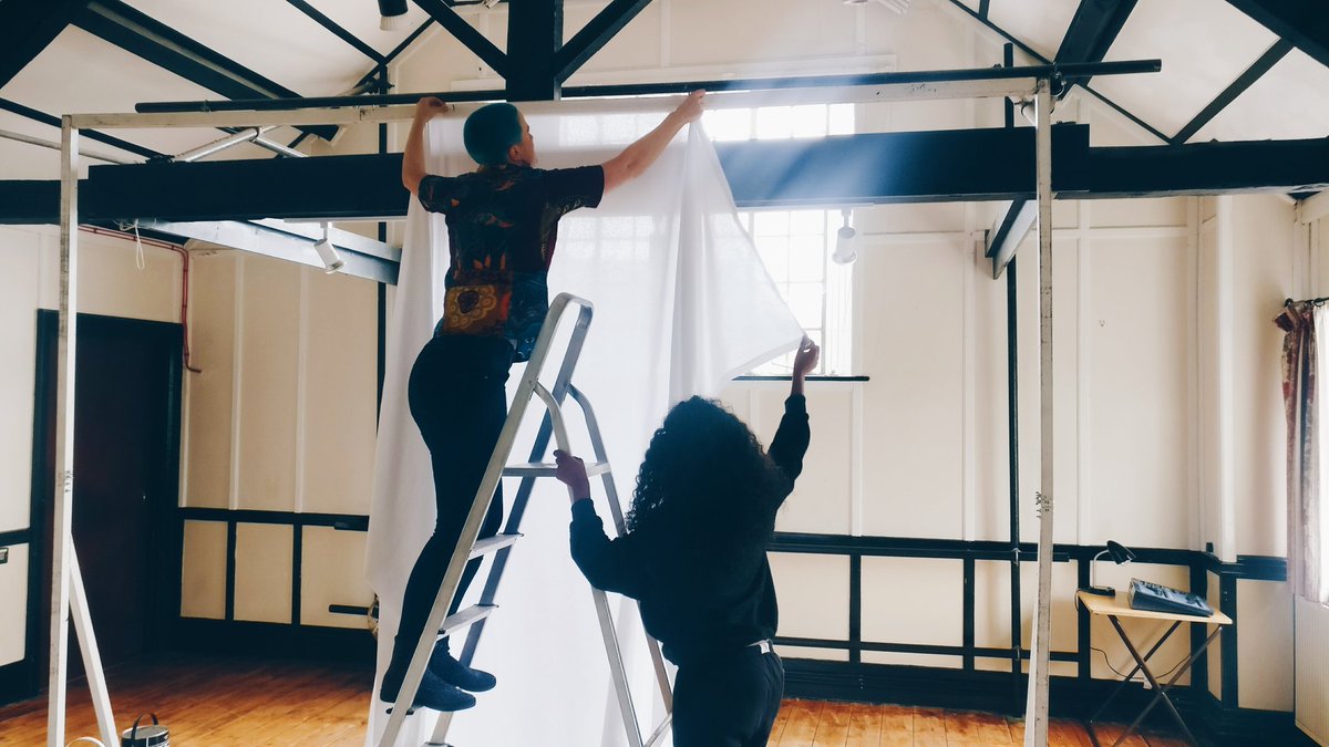 DH_Ensemble's tweet photo. #Rural touring fun - everyone pitches in to set up! #Somerset @People_OfTheEye tonight! https://t.co/bTyPo6mkQz